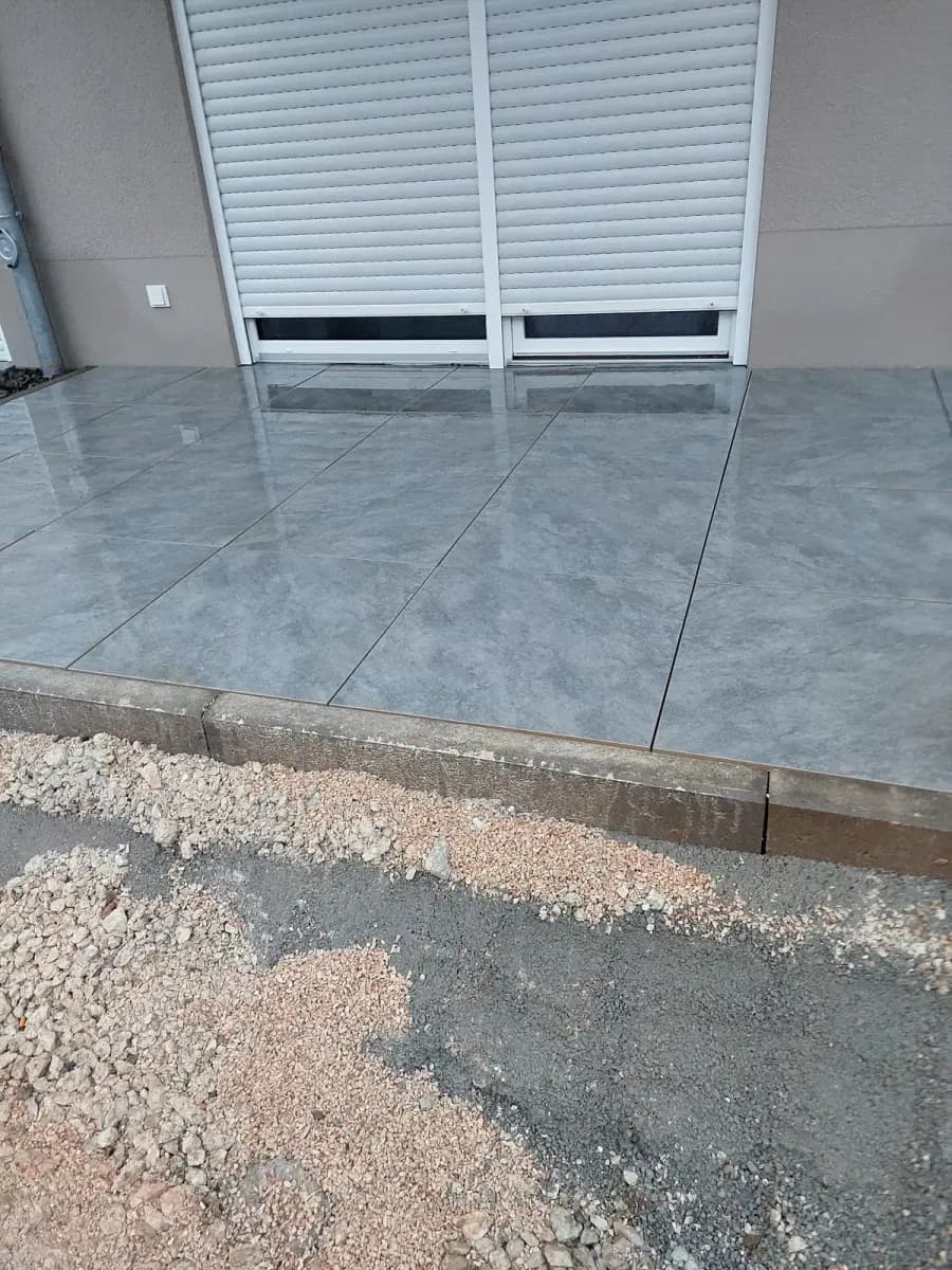 Neu gebaute Terrasse mit großformatigen Feinsteinzeugplatten in Marmoroptik – Terrassenbau von SHG Garten- und Landschaftsbau in Bad Kreuznach