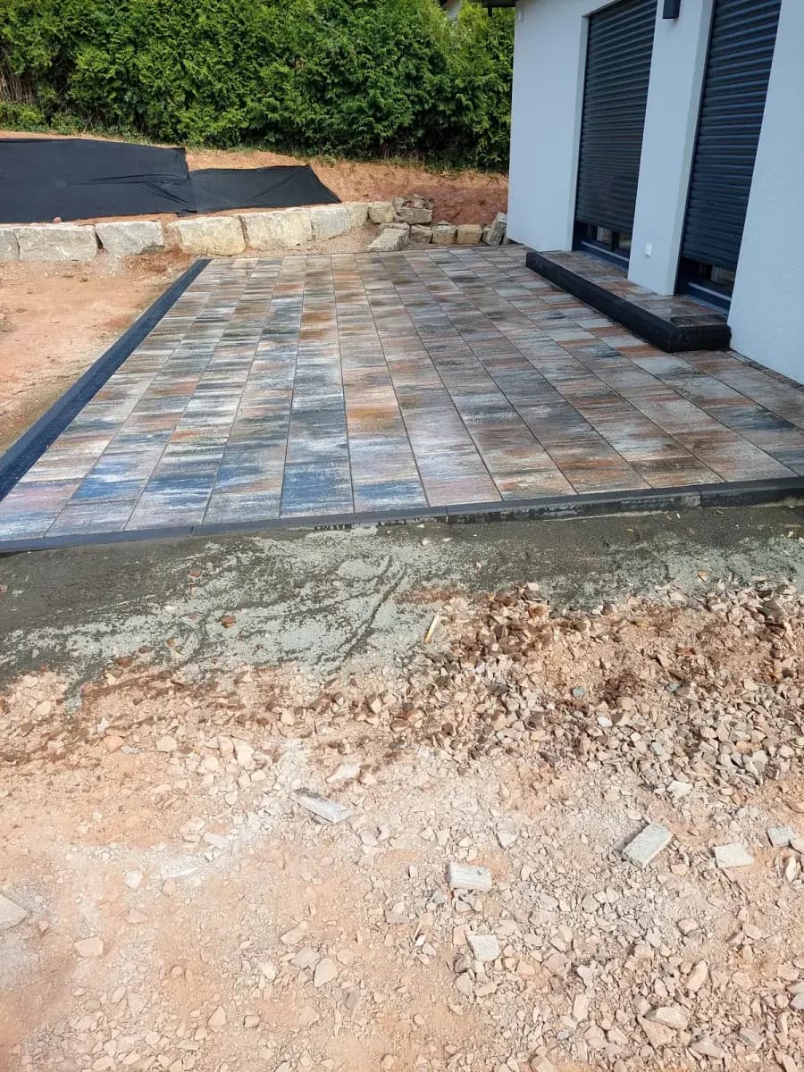 Nachher: fertig gepflasterte Terrasse mit großformatigen Betonplatten von SHG Garten- und Landschaftsbau