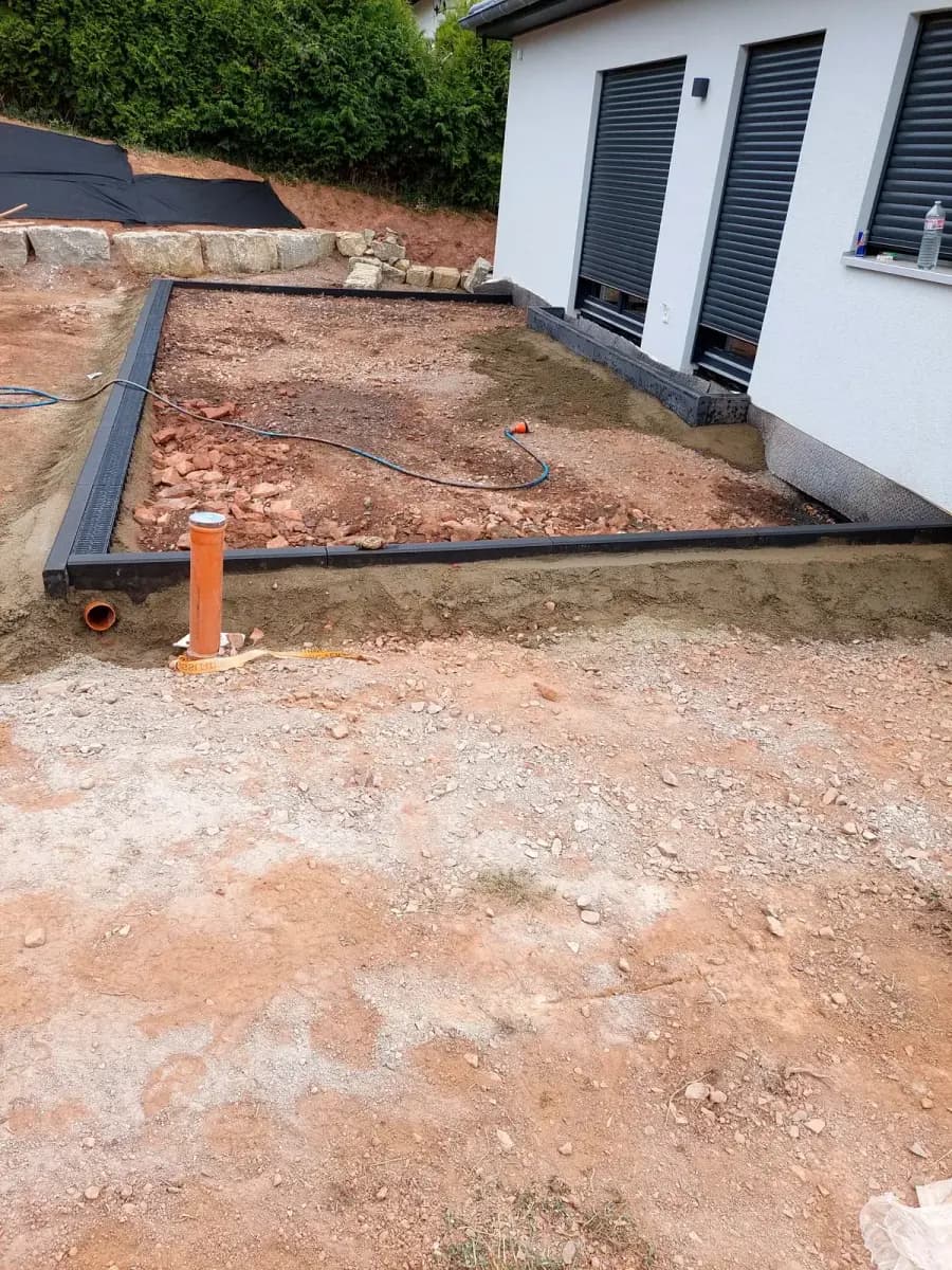 Vorher: vorbereitete Terrassenfläche mit Randsteinen vor der Pflasterung in Bad Kreuznach